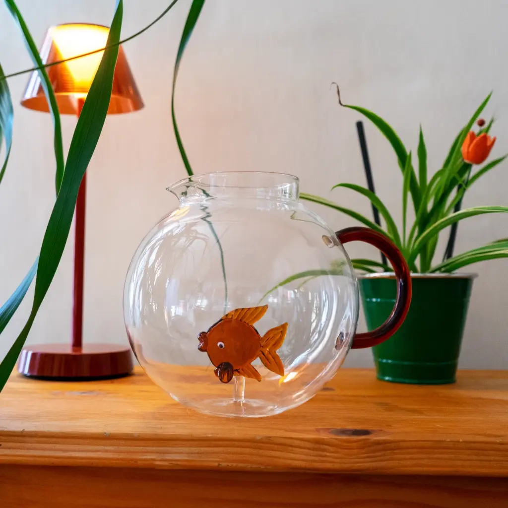 WD LIFESTYLE | PICHET EN VERRE BOROSILICATE HAND MADE DECORATION POISSON ROUGE CONTENANCE : 1,7 L - 22 x 17,5 x 18,5 CM